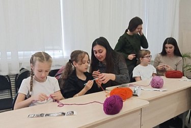 Волонтеры помогают детям